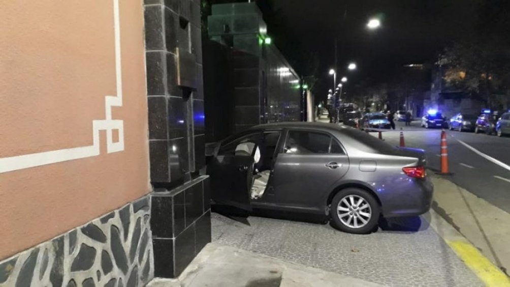 Detienen a joven que chocó su automóvil contra el portón de la Embajada de China en Villa Urquiza