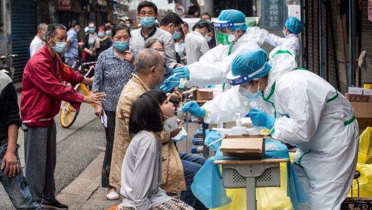 Confinan a miles de personas en China por un rebrote de CV-19