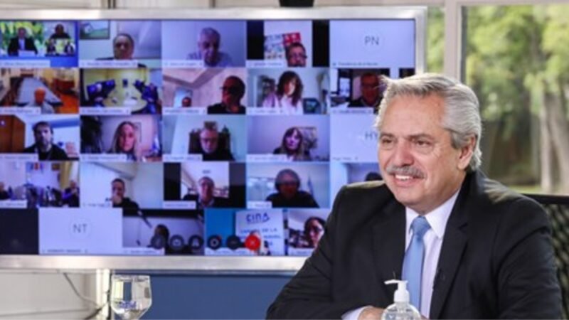 El presidente encabeza un tele conferencia con gobernadores y se espera que hable sobre la demanda de Rodríguez Larreta