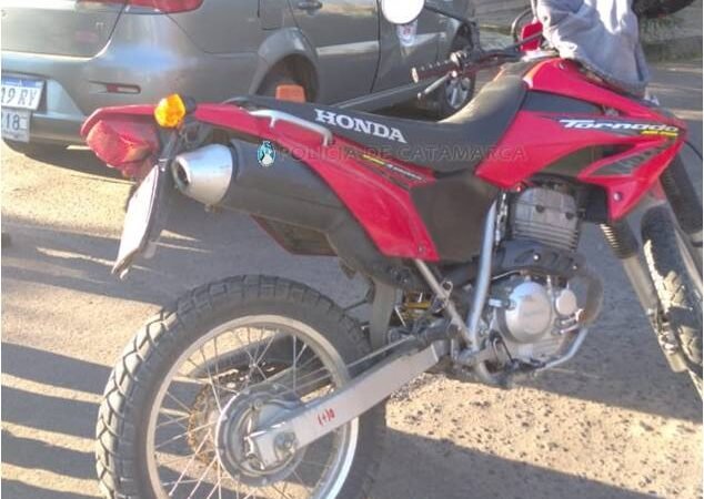 Una moto y un remis protagonizaron un siniestro vial