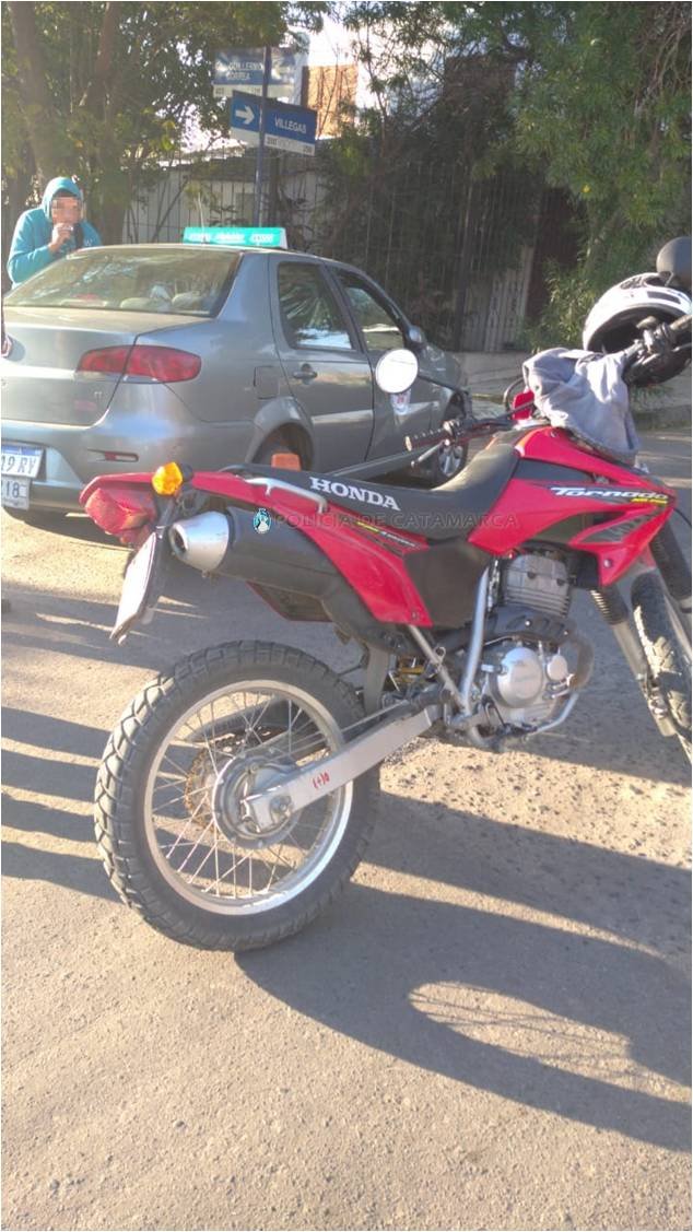 Una moto y un remis protagonizaron un siniestro vial