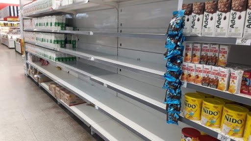 Podría faltar leche y sus derivados tras paro de gremio de la industria láctea