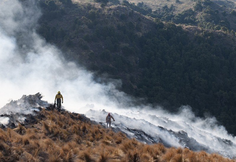 Cerro Ancasti: hoy se podría contener el incendio