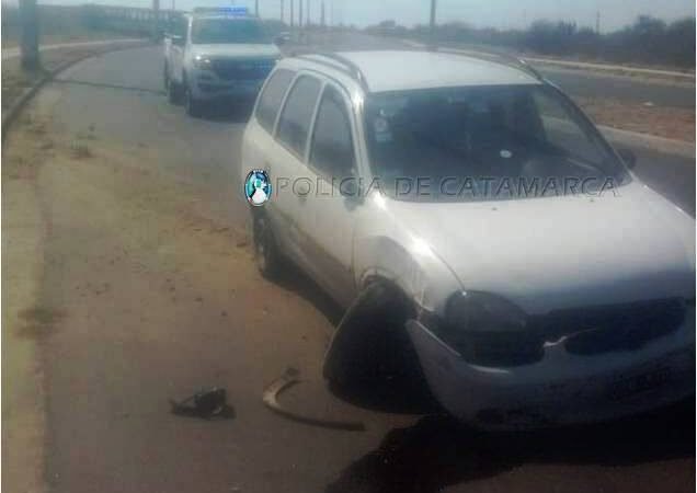 Un automóvil resultó dañado en un siniestro vial