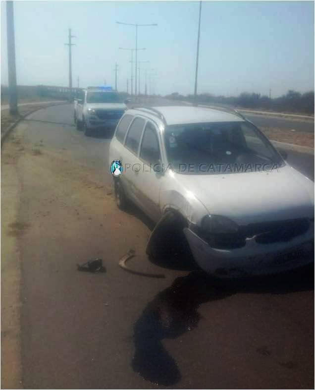Un automóvil resultó dañado en un siniestro vial