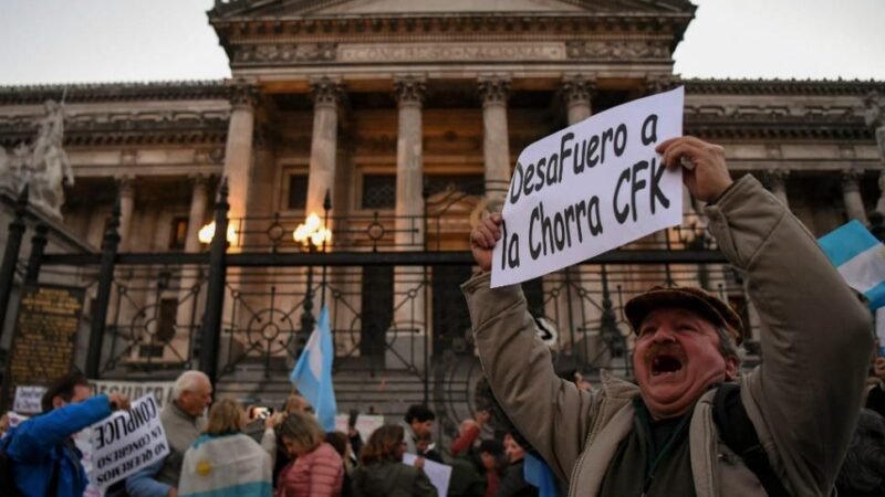 Protesta frente al Senado de la Nación contra la reforma judicial