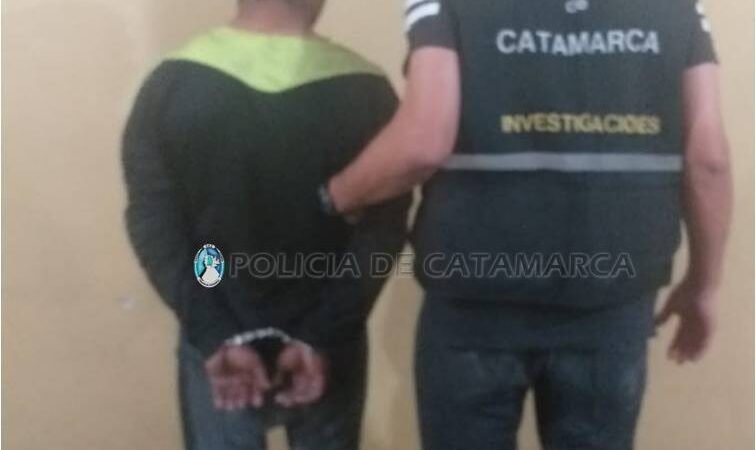 Arrestan a una mujer sospechada de sustraer un teléfono celular