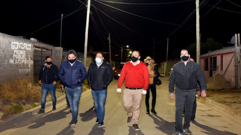 El intendente Saadi inauguró la nueva iluminación de dos barrios