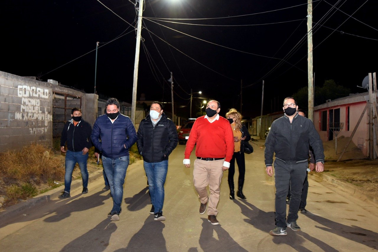 El intendente Saadi inauguró la nueva iluminación de dos barrios