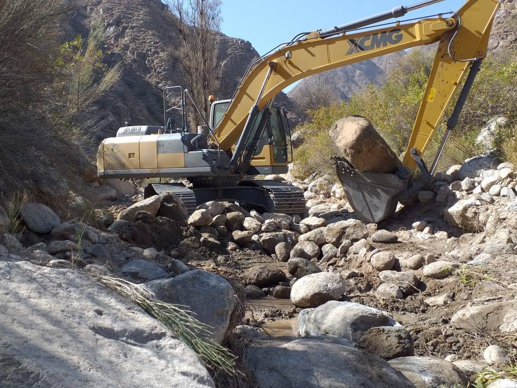 Trabajos de reconstrucción del camino que une Río Grande con Tatón