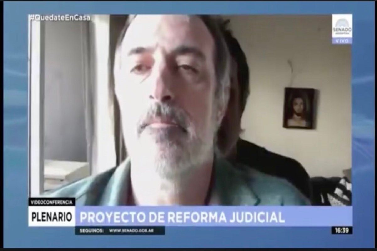Esteban Bullrich se defendió por su “doble” de videoconferencia