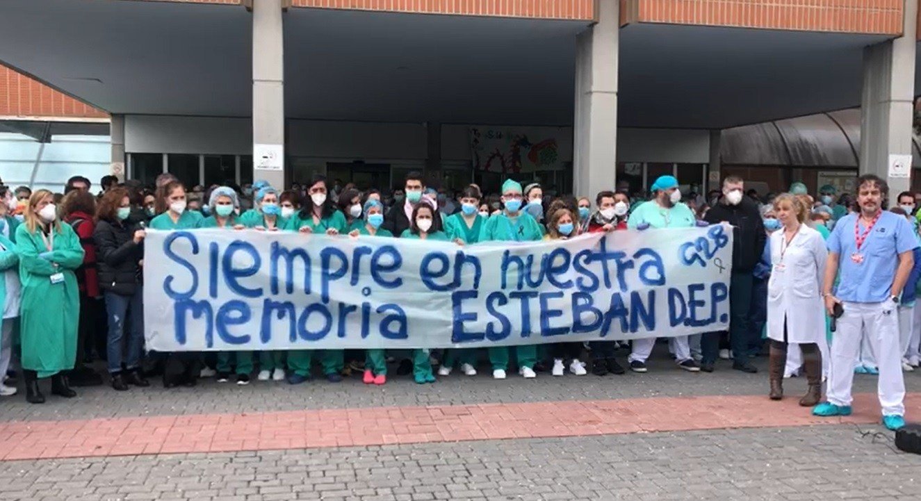 Emotivo  homenaje a dos enfermeros del Hospital Durand fallecidos por COVID-19