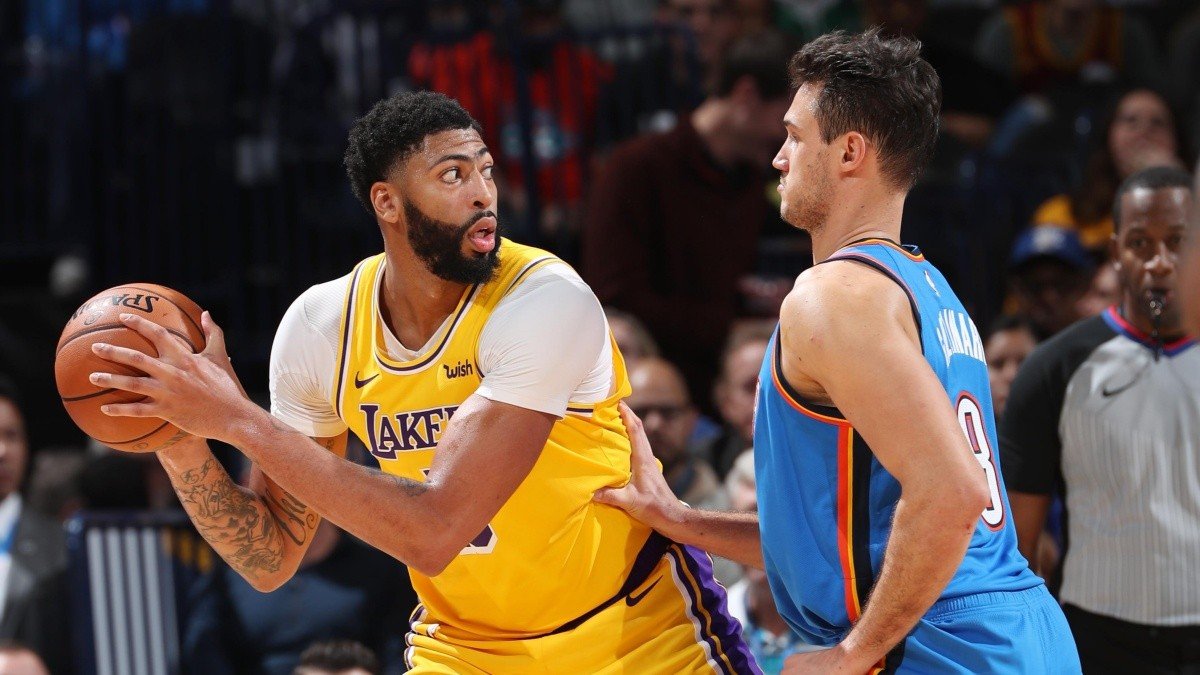 Oklahoma aplastó a los Lakers