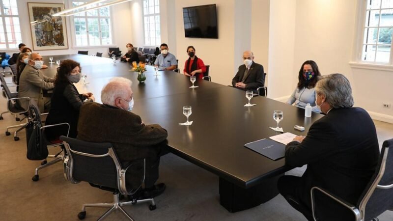 El Presidente se reunió con un grupo de terapistas y trabajadores de la salud