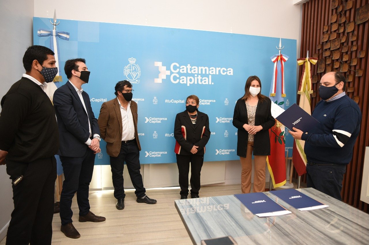 Gustavo entregó aportes a entidades barriales