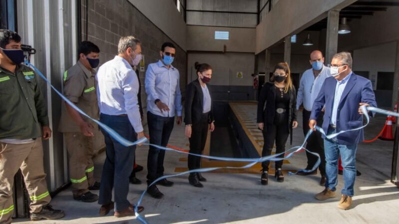 Raúl Jalil entrego nuevos móviles a EC SAPEM y Aguas de Catamarca