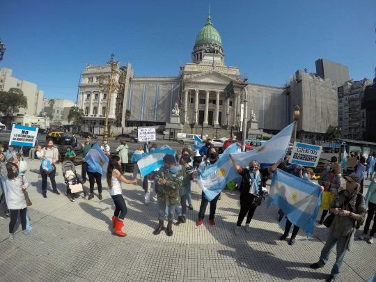 Manifestantes protestan en las afueras del Congreso