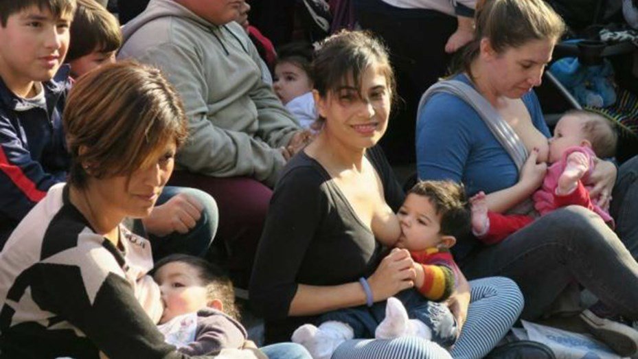 Madres argentinas: ingreso promedio de $17.000 y deudas que triplican ese monto