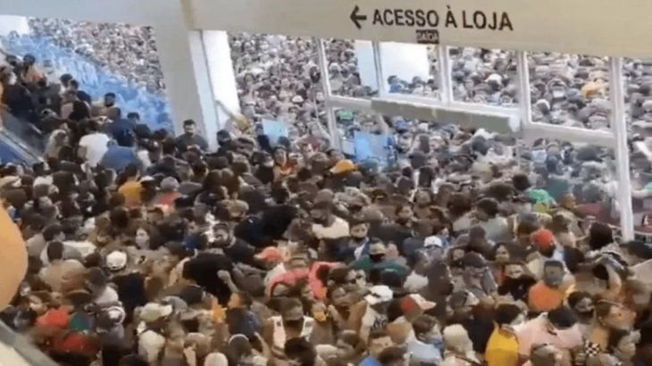 Un «mar» de gente asistió a un shopping de Brasil en su reapertura
