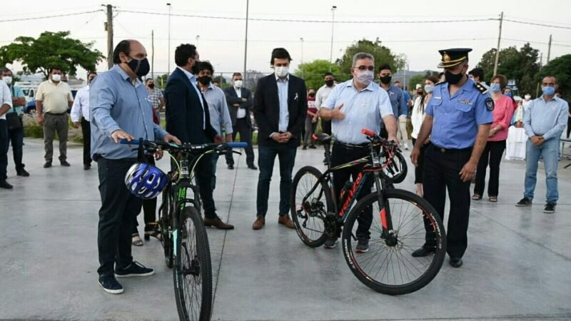 Raúl Jalil junto al intendente Saadi entregaron bicicletas a efectivos de la Comisaría Séptima
