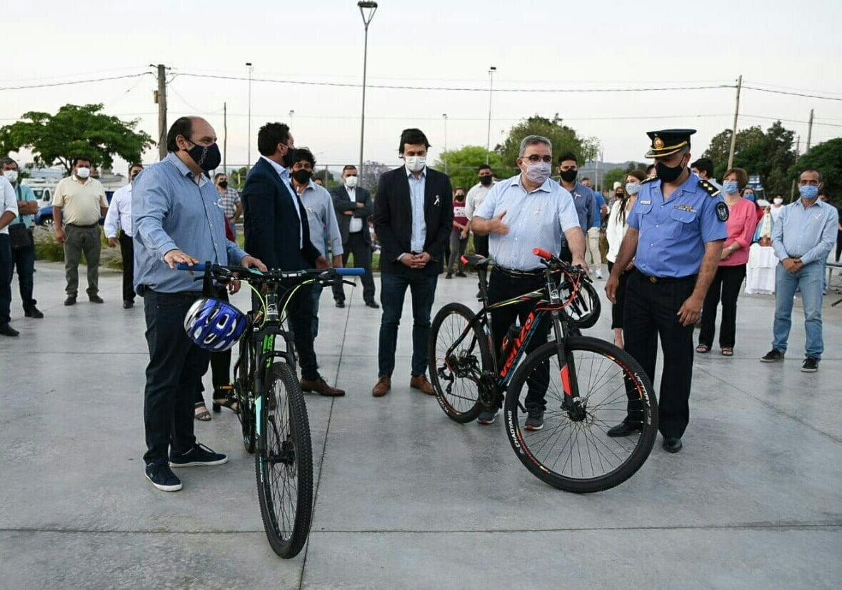 Raúl Jalil junto al intendente Saadi entregaron bicicletas a efectivos de la Comisaría Séptima