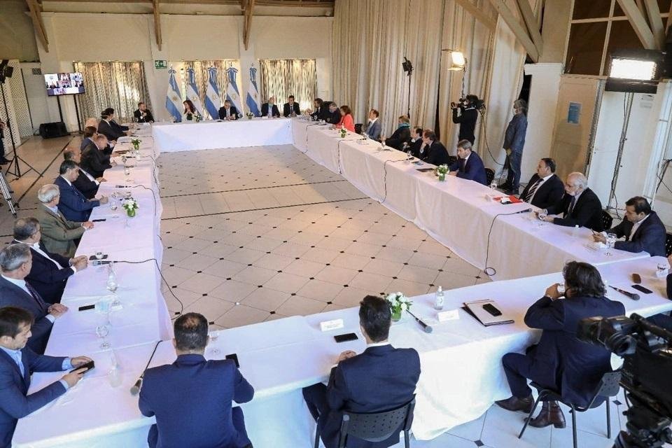 Los 24 gobernadores de todo el país se unieron para emitir una solicitada a la población Argentina pidiendo cuidados y compromiso