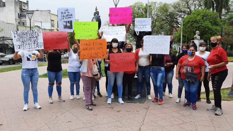 Familiares de internos del penal de Miraflores se manifiestan frente a Casa de Gobierno