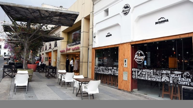 Otorgan ayuda económica a bares y salones de eventos