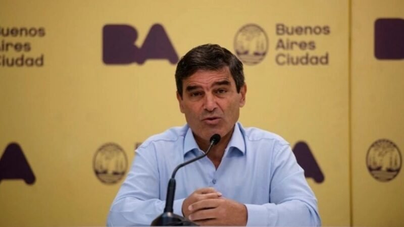 El ministro Fernán Quirós pidió disculpas por las largas filas para vacunar a los abuelos