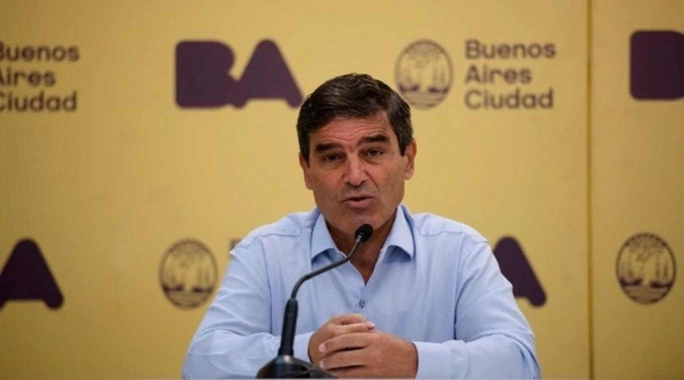 El ministro Fernán Quirós pidió disculpas por las largas filas para vacunar a los abuelos