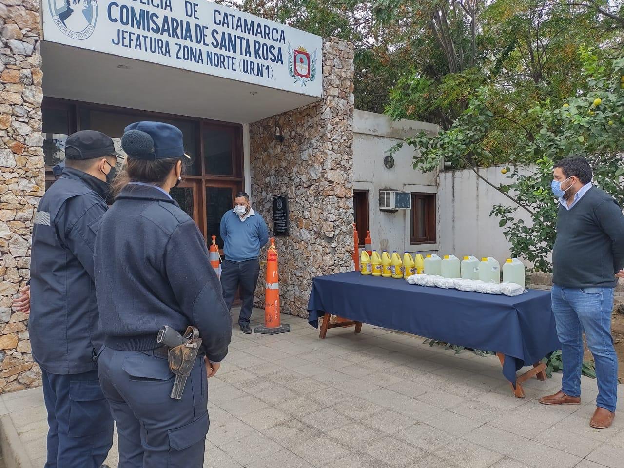 Entrega de insumos de prevención a comisarías de valle Viejo