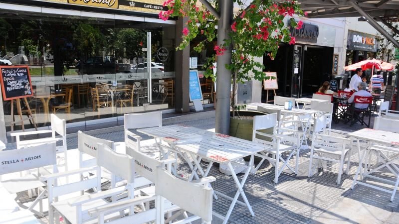 Hoy vuelven los bares y se amplia el horario de los comercios