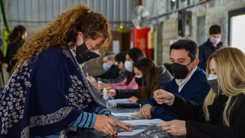 Ferreyra hizo entrega de la primera cuota a comerciantes, empleados y taxistas de FME