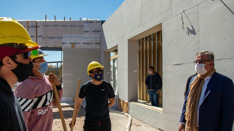 Jalil recorrió un hotel que se construye en Fiambalá