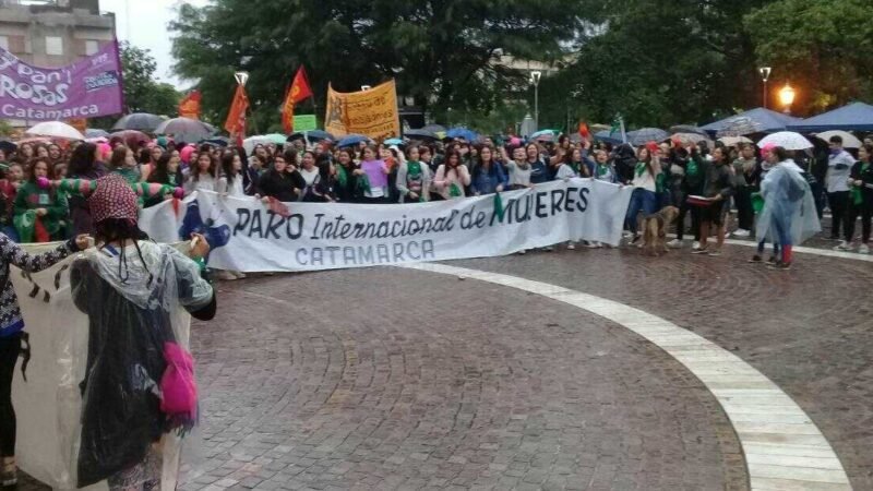 8M: decenas de mujeres se concentra en la plaza principal