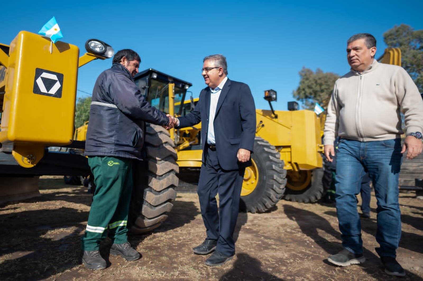 Raúl Jalil entregó maquinarias a Vialidad Provincial