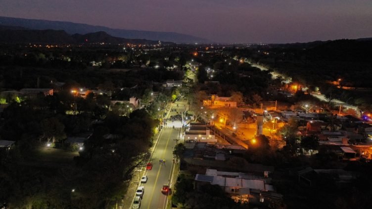 Raúl Jalil inauguró obras de iluminación y asfaltado en FME