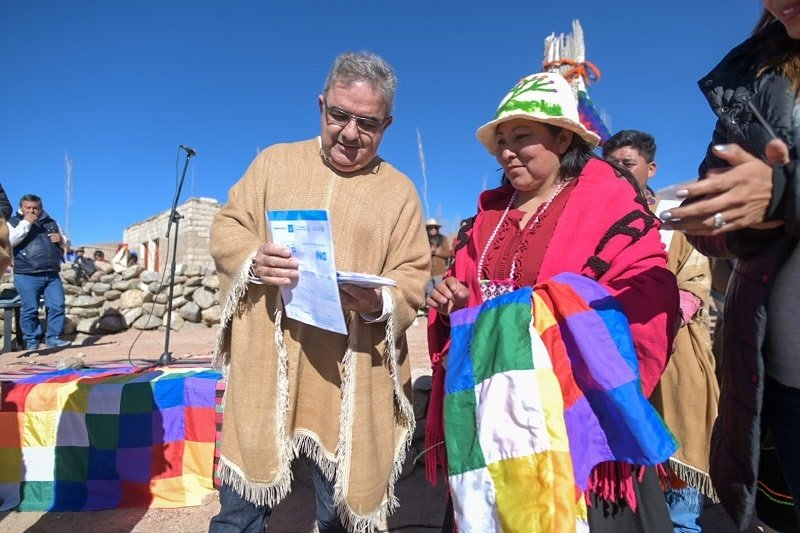Raúl Jalil entregó el instrumento legal de creación del municipio Laguna Blanca