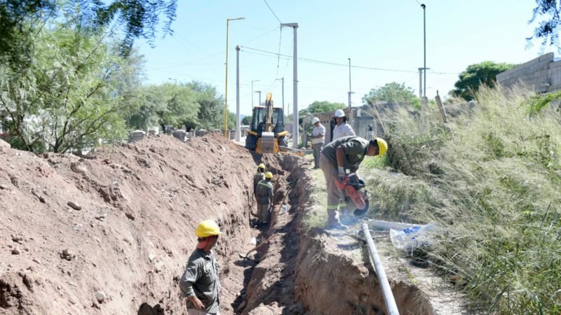 Continúan obras de saneamiento en Barrio Eva Perón