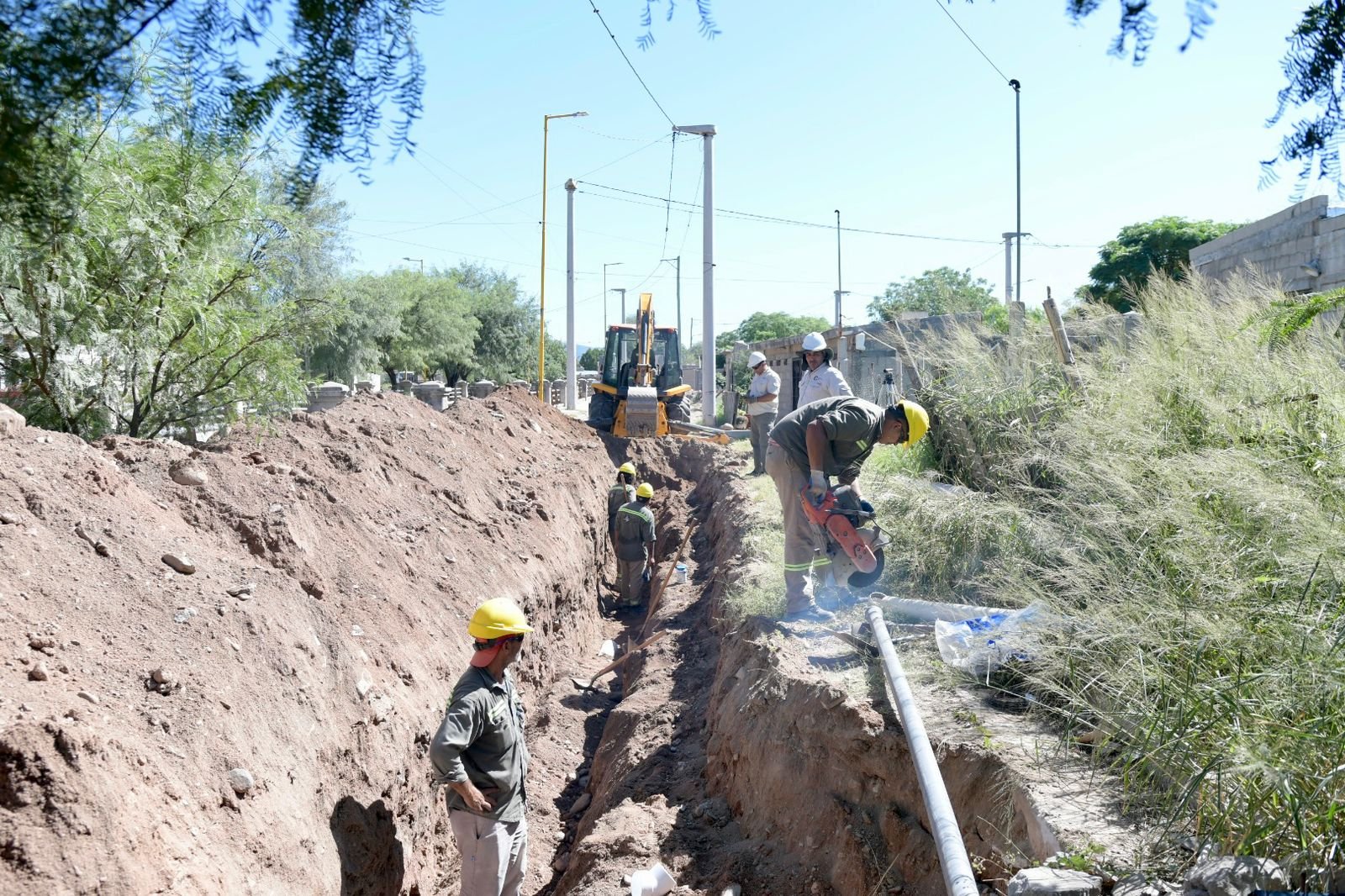 Continúan obras de saneamiento en Barrio Eva Perón