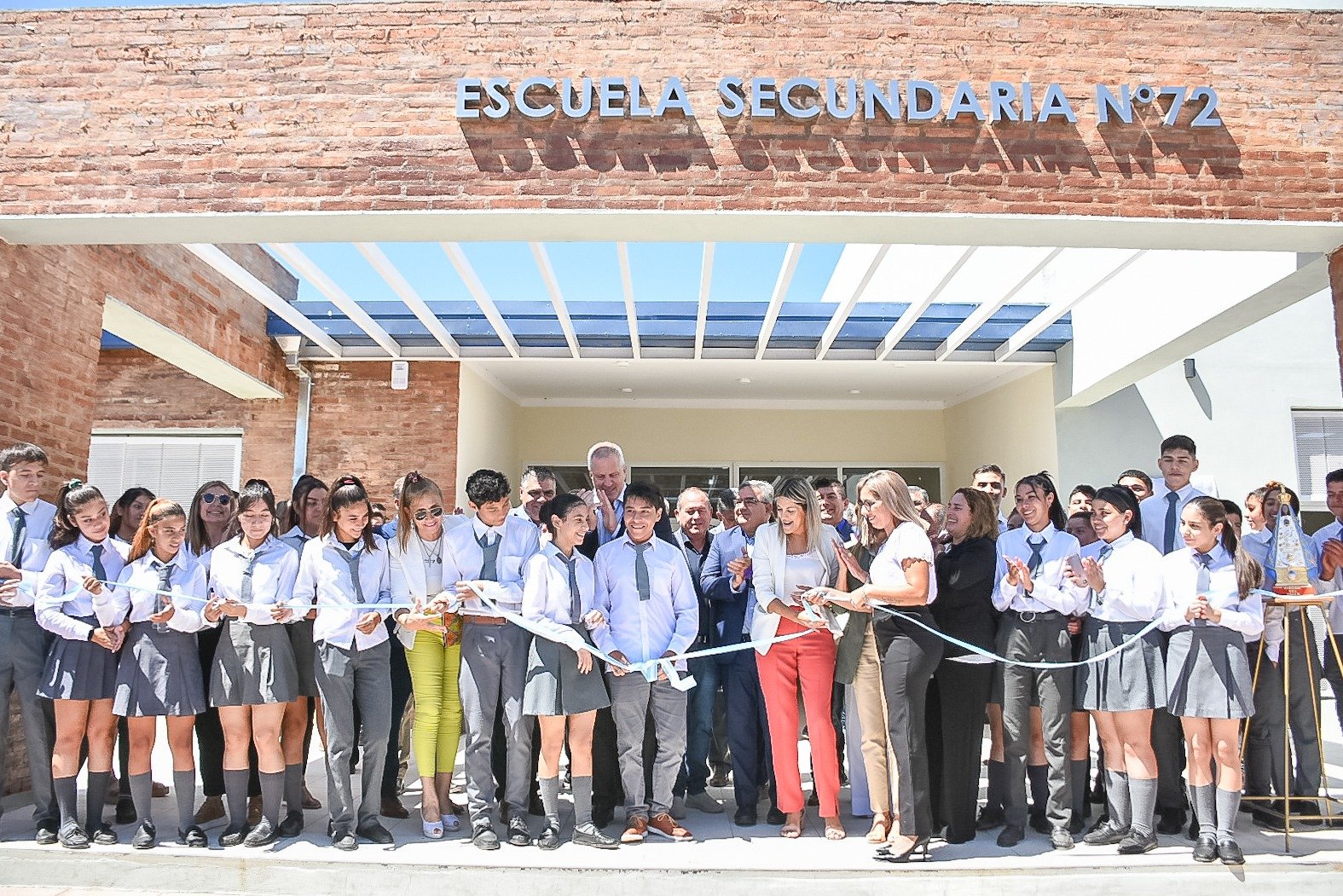 Con presencia del ministro Perczyk, se inauguraron dos establecimientos escolares