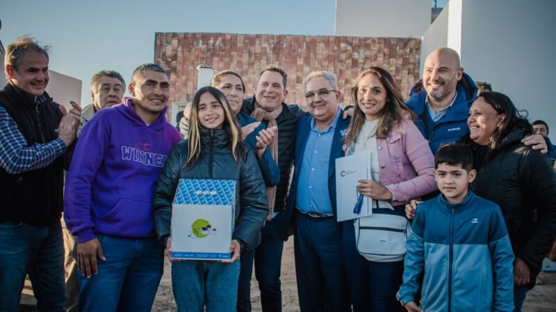 Jalil entregó un nuevo barrio y comprometió la pavimentación de calles urbanas en Saujil
