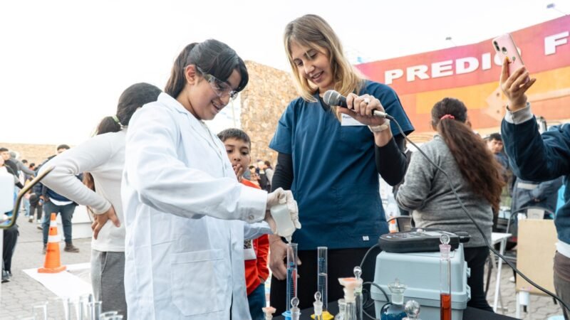 Exposición del laboratorio de Aguas de Catamarca en la Fiesta del Poncho