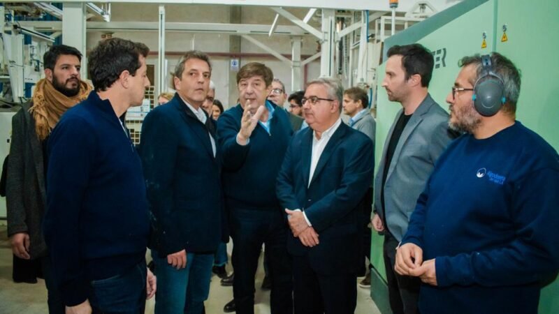 Raúl y el ministro Sergio Massa recorrieron fábrica textil y se reunieron con industriales