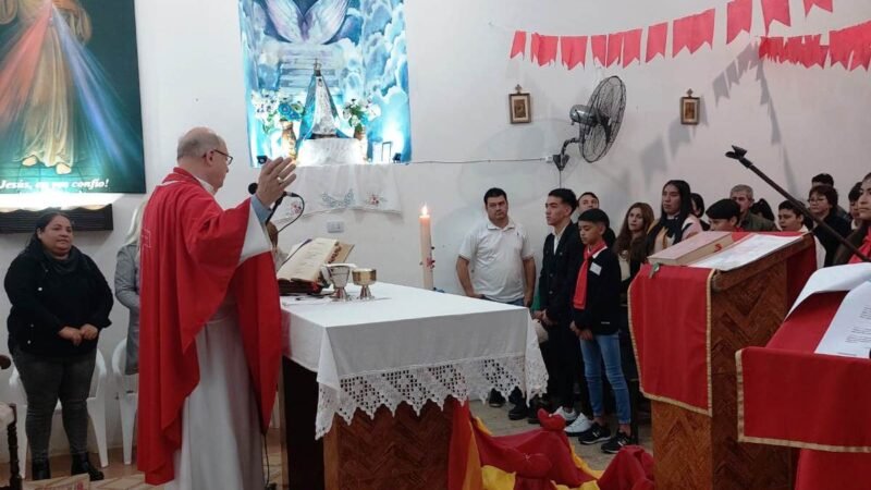 El Obispo confirmó en la fe a 40 chicos de localidades de la Paz