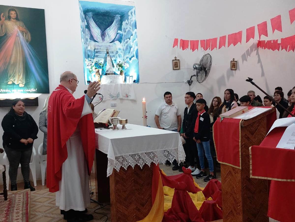 El Obispo confirmó en la fe a 40 chicos de localidades de la Paz