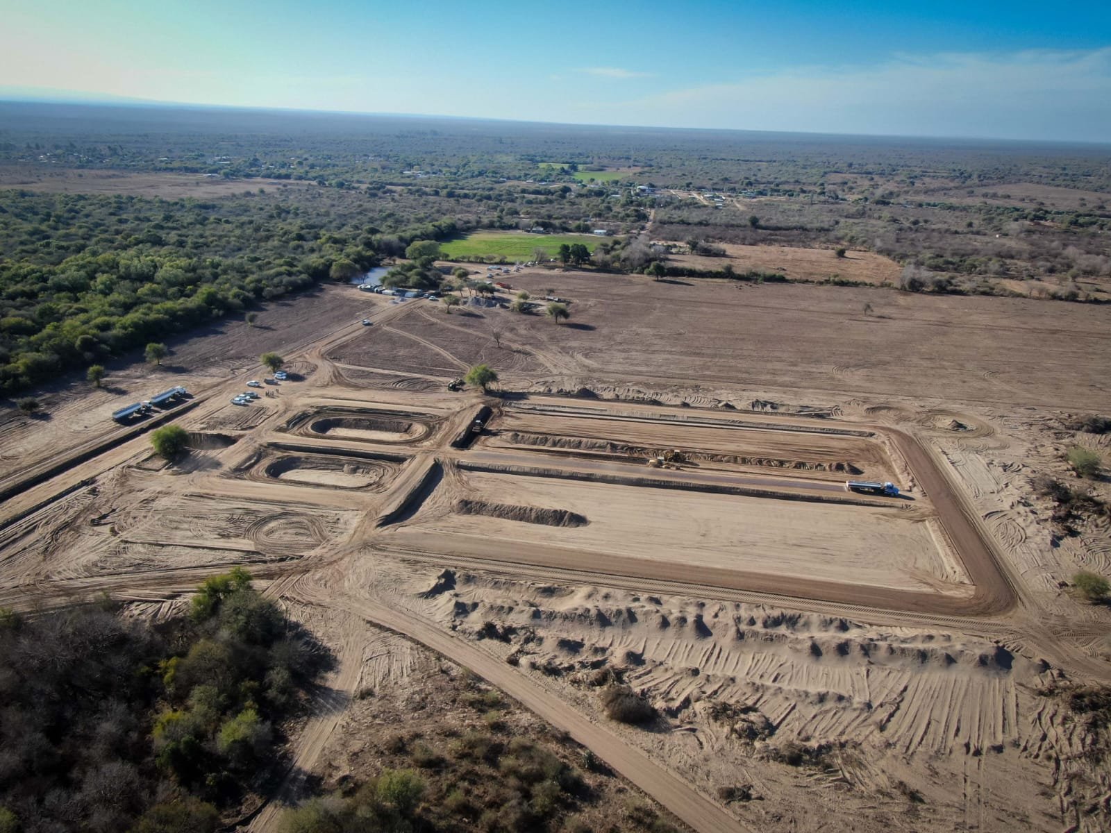El Gobernador visitó las obras de cloacas que se construyen en el Este provincial