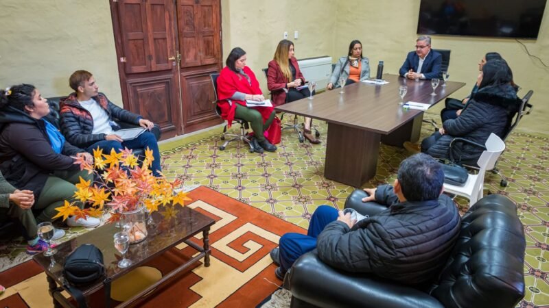 El Gobernador se reunió con padres de niños y niñas con TDAH para abordar cobertura y asistencia