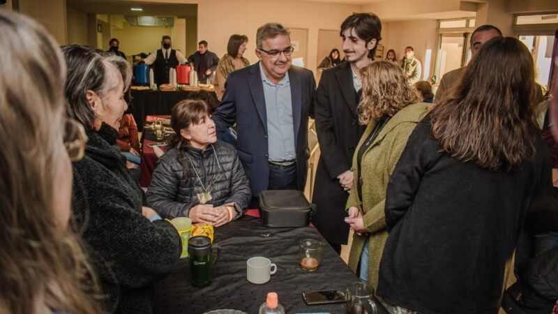 En la previa de la Fiesta del Poncho, Raúl compartió un desayuno con los artesanos