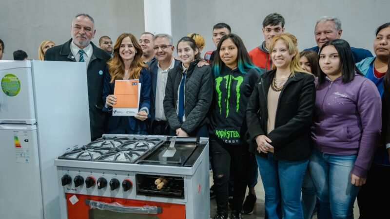 Emprendedores recibieron elementos del “Banco de Máquinas y Herramientas”